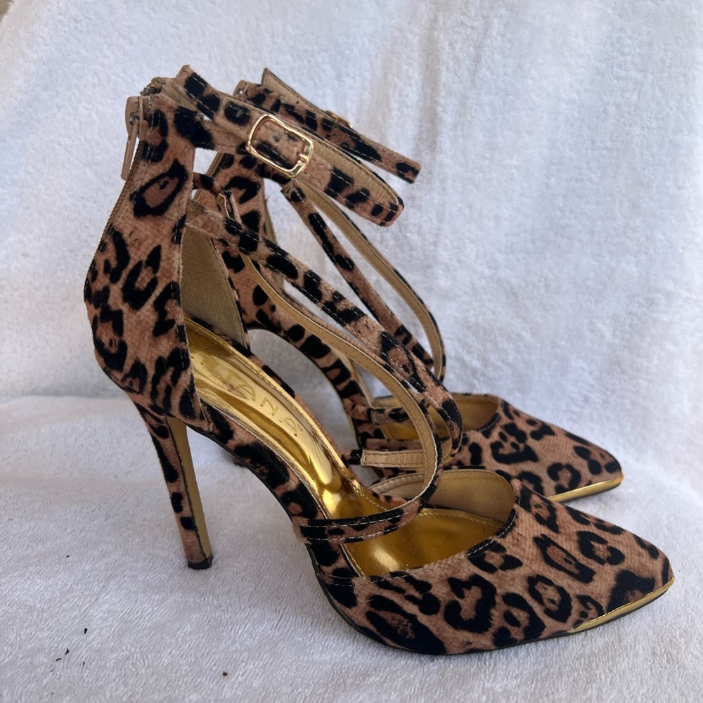 Cheetah print heels. Sz: 7.5. Criss cross straps in the front